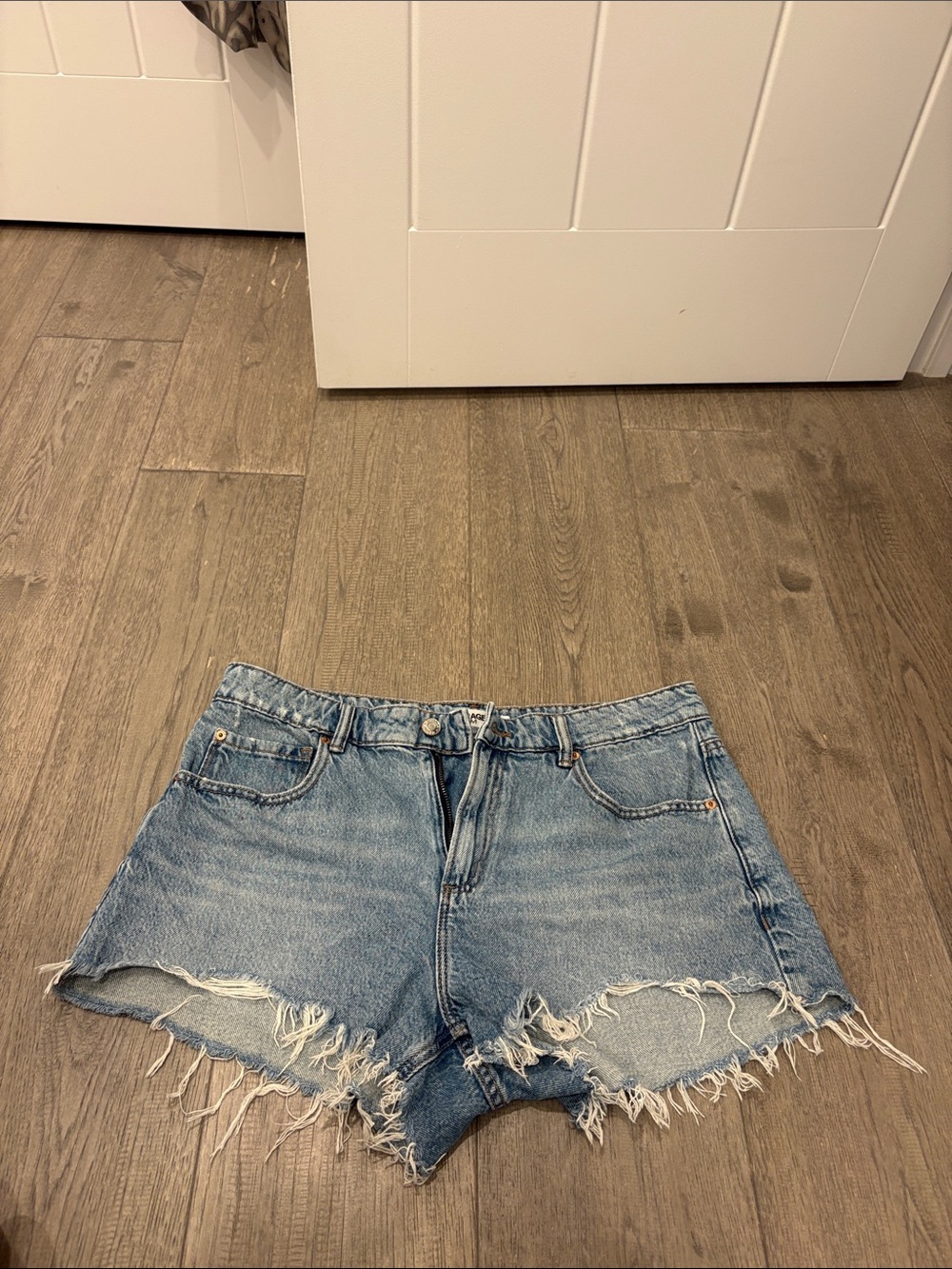 Garage women’s mid rise frayed jean shorts